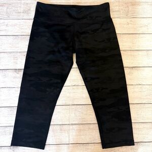 LULULEMON Camo Crops Size 10